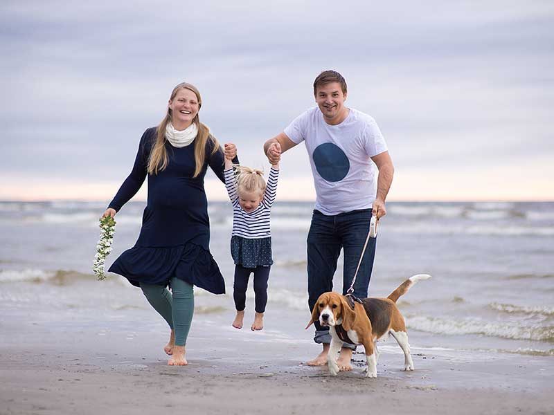 family-VRKG2B9.jpg family-VRKG2B9.jpg